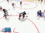 HARTER ZWEIKAMPF  Die Abwehrspieler gehen deutlich aggressiver auf den angreifenden Spieler los. Das Halten von Gegnern ist dagegen f&uuml;r den menschlichen Spieler erschwert worden, um den Schwierigkeitsgrad zu erh&ouml;hen.